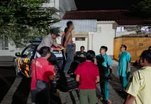 Polsek Kalimanah Evakuasi ODGJ Bersenjata Golok di Desa Karangpetir