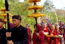 Ratusan Warga Gumingsir Gelar Grebeg Sura dan Kirab Gunungan Hasil Bumi