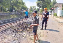 Bakar Jerami dan Sampah di Dekat Jalur Rel Bahayakan Keselamatan Perjalanan KA