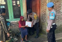 Bhabinkamtibmas Polsek Padamara Salurkan Bantuan untuk Lansia di Karanggambas
