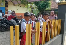 Senyum Ceria Warnai Hari Pertama Masuk Sekolah Usai Libur Panjang