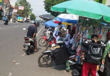 Libur usai Pedagang Kuliner di Sekitar Sekolah Kembali Nikmati Ramainya Pembeli