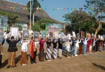 HUT SMAN 1 Sigaluh, Para Guru Berseragam SMA dan Murid Kenakan Batik