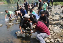 Lestarikan Sungai Serayu, Kader Adiwiyata SMAN 1 Sigaluh Tebar Ribuan Benih Ikan