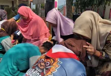 Haru Warnai Penutupan MPLS SMPN 4 Kedungbanteng, Siswa Basuh Kaki Orang Tua