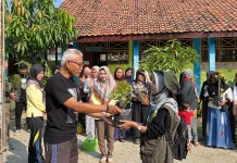 "Sak Wong Sak Wit", SDN Semedo Kedungbanteng dan KKN UPS Tanam 47 Pohon.