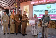 Bupati Banyumas Salurkan Bansos untuk 26 Penderes Jatuh  dari Pohon Kelapa