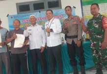 Polri Kawal Penyerahan Sertifikat PTSL kepada Warga Desa Jatiwangi