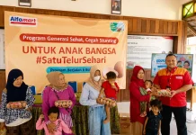 Peringati Hari Anak Nasional, Alfamart Bagikan Telur untuk Balita di Kampung Laut