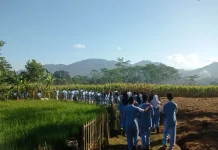 Jumat Sehat, Siswa SMAN 1 Sigaluh Belajar dari Lingkungan dan Masyarakat