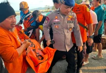 Terbalik di Teluk Penyu, AKB Kapal Pendi Jaya Dievakuasi Basarnas Cilacap