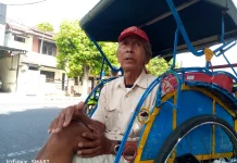 Empat Dekade Mengayuh Becak, Bertahan Ditengah Perubahan Zaman