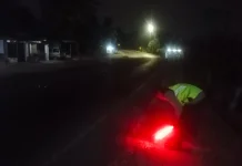 Warga Lapor Call Center 110, Polresta Cilacap Bersihkan Tumpahan Solar di Wanareja