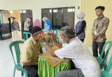 Mahasiswa KKN UIN Saizu Gelar Skrining Katarak Gratis