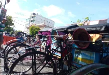 Pilihan Transportasi Bertambah, Pendapatan Tukang Becak Menurun