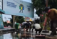 DLH Libatkan PKL Edukasi Pengunjung Alun-Alun Purwokerto Untuk Jaga Kebersihan