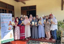 Tim PKM UNU Purwokerto Latih Warga Desa Lesmana Olah Kunyit Bubuk