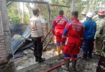 Pembakaran Sampah Diduga Picu Kebakaran Gudang Furniture di Kebumen