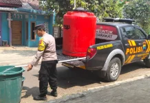 Polsek Kejobong Salurkan Air Bersih di Desa Gumiwang