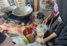 Mahasiswa KKN UIN Saizu Latih Warga Bikin Lilin Aromaterapi dari Minyak Jelantah