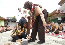 Gaji Bupati Jadi Sepatu, 100 Pelajar Karangmoncol Terima Bantuan