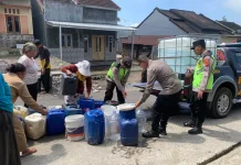 Polsek Karangreja Kirim 1.000 Liter Air Bersih untuk Warga Terdampak Kekeringan