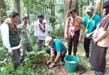 Pramuka UIN Saizu Tanam 150 Pohon di Curug Gomblang