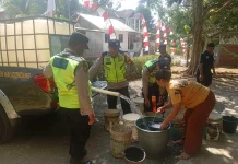 Polsek Kaligondang Salurkan 1.200 Liter Air Bersih ke Desa Pagerandong