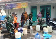 Koramil Paguyangan Salurkan Air Bersih untuk 250 KK Terdampak Kekeringan