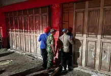 Polri Tangani Kebakaran Toko dan Gudang Sembako di Balapulang