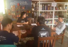10 Mahasiswa dari Berbagai Daerah Belajar Menulis Sastra Bersama Ahmad Tohari