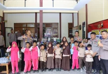 Kapolres Kebumen Bantu Perlengkapan Sekolah 15 Siswa di Sempor