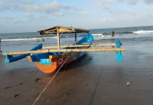 Melintas Laut, Andong Perahu Antar Wisatawan Nikmati Pantai Pasir Putih