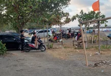 Pantai Teluk Penyu Jadi Pilihan Warga Habiskan Waktu Sabtu Sore