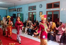 Fashion Show Busana Adat Nusantara Semarakkan HUT RI ke-81 di Karangnanas