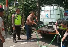 Polsek Bobotsari Salurkan 2.000 Liter Air Bersih untuk Warga Terdampak Kekeringan