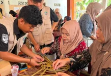 KKN 120 Weniswara: Lidi Kelapa di Mangunweni Disulap Jadi Piring Bernilai Ekonomi