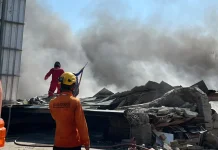 Timbunan Karet Hambat Pemadaman Gudang Brebes