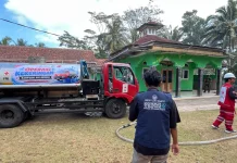 KKN UIN SAIZU bersama PMI dan BPBD Salurkan Bantuan Air Bersih untuk Warga Kemawi