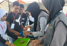 Mahasiswa KKN UIN Saizu Ajak Siswa Daur Ulang Botol Bekas