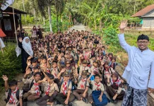 Budayawan Banyumas Nasirun Ajak Anak SD Kenal Babad Banyumas