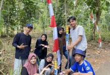 Tingkatkan Keamanan, Mahasiswa KKN UIN Saizu Pasang Reflektor di Jalan Desa