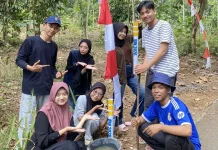 Tingkatkan Keamanan, Mahasiswa KKN UIN Saizu Pasang Reflektor di Jalan Desa