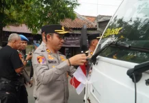 Kapolres Tegal Bersama PJU dan Personel Bagikan Bendera Merah Putih