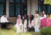 Momen Haru “Tanah Airku” Dinyanyikan Mahasiswa Internasional UMP