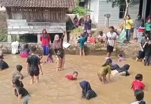 Lomba Parak Iwak Lele Warnai HUT RI ke-81 di Sayangan Banjarnegara