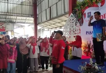 Sepinya Jual Beli Tak Surutkan Semangat Pedagang Pasar Martoloyo Peringati HUT RI
