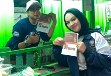 Mahasiswa KKN-T FH Undip Edukasi Pedagang Es Teh Kauman Kidul soal Sertifikat Halal