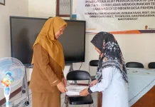 Dosen STKIP Majenang Bekali Guru Teknologi Laminasi