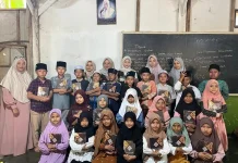 KKN UIN Saizu Bagikan 100 Al-Qur'an untuk TPQ di Desa Karangjati